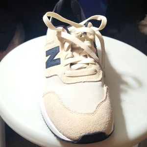 Womens New Balance sneaker 9 1/2